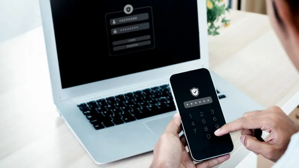 Người dùng nhập mật khẩu và PIN để đăng nhập