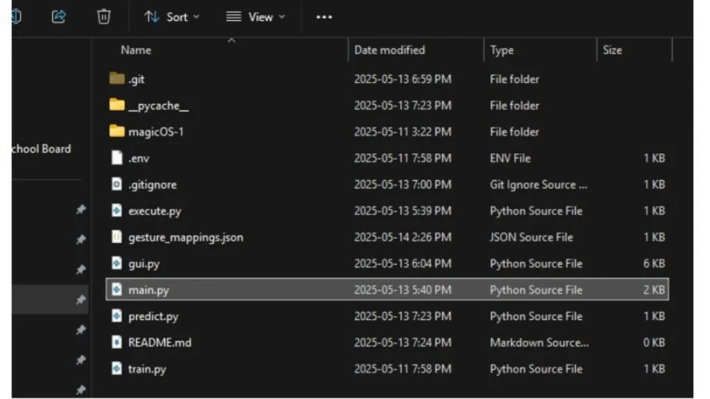Tạo một file có tên main.py và mở nó bằng trình chỉnh sửa code. 