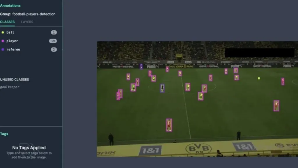 Hình ảnh object detection với các hộp giới hạn đánh dấu cầu thủ, bóng và trọng tài trên sân bóng đá