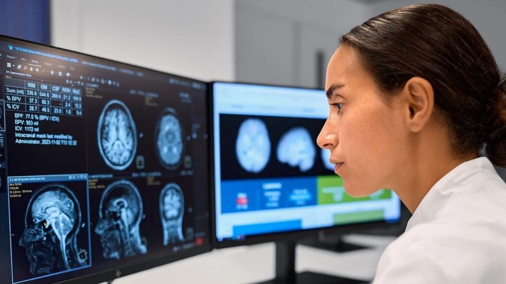 Hình ảnh bác sĩ đang phân tích ảnh MRI với sự hỗ trợ của hệ thống AI Agents trong y tế và khoa học đời sống