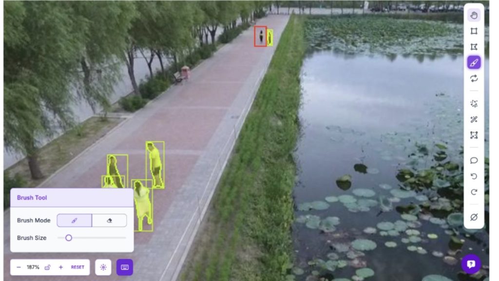 Quy trình Human-in-the-Loop giúp bổ sung các nhãn người đi bộ ở xa mà AI đã bỏ sót